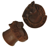Load image into Gallery viewer, Organic Holz Plug braun handgeschnitzt Pferdekopf Hufeisen Pferd Tribal
