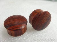 Cargar imagen en el visor de la galería, Waru Holz Plug dunkel braun gemasert Handgeschnitzt Tunnel Expander
