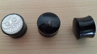 Load image into Gallery viewer, Hornplug Perlmutt Horn Eule handgeschnitzt schillernd Tunnel Plug weiß Expander
