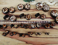 Load image into Gallery viewer, Organic Arangholz Plug Black Dots Shell Inlay weiß dunkel Tribal
