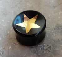 Load image into Gallery viewer, Horn Plug Stern Inlay metallic gold schwarz Expander Handarbeit Flesh Tunnel
