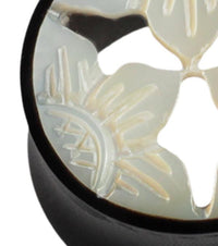 Cargar imagen en el visor de la galería, Horntunnel Perlmutt Horn Flowers geschnitzt schillernd Tunnel Plug weiß Expander
