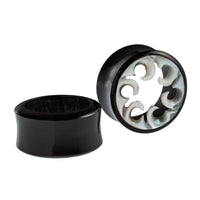 Load image into Gallery viewer, Horn Tunnel Waves handgeschnitzt Perlmutt Flesh Plug weiß schwarz Expander
