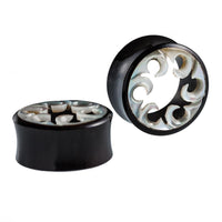 Load image into Gallery viewer, Horn Tunnel Waves handgeschnitzt Perlmutt Flesh Plug weiß schwarz Expander
