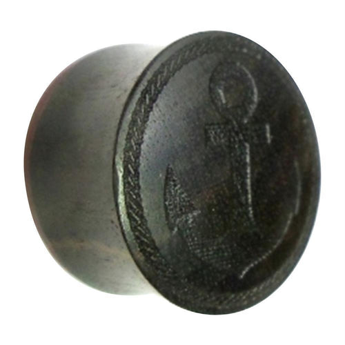 A black double-flared flesh plug for lobes, made of ebony wood and engraved with an anchor and rope design, inspired by the classic Flesh Plug Ebenholz Anker Seil Ring.