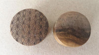 Load image into Gallery viewer, Flesh Plug Teakholz Stern Blume des Lebens double flared Lobe Dehner braun Gravur
