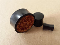 Cargar imagen en el visor de la galería, Flesh Plug Krieger Maske Sonne Gravur Holz dunkel Jackfrucht ocker double flared
