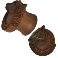 Load image into Gallery viewer, Organic Holz Plug braun handgeschnitzt Pferdekopf Hufeisen Pferd Tribal
