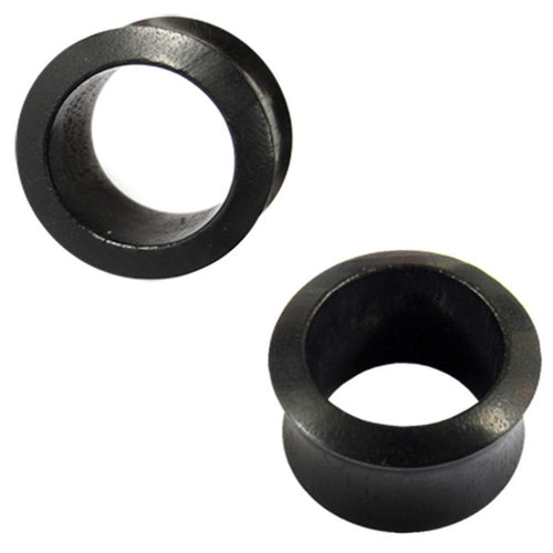 Two black, circular handgeschnitzte Holztunnel aus Eisenholz mit Maserung, inspiriert vom Tribal-Stil. Einer zeigt die Öffnung, der andere ist geneigt, um die Tiefe für gedehnte Ohrlöcher zu zeigen.