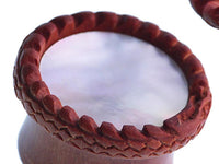 Load image into Gallery viewer, Plug braun Holz gemasert rund Schlange Muster Rand Muschel Inlay Perlmutt Piercing
