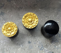 Cargar imagen en el visor de la galería, Hornplug Plug Horn Blume gold Farbe schwarz Flesh Tunnel Lobe Expander
