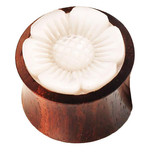 Der Sonoholz Plug „Perlmutt Blume handgeschnitzt schillernd“ überzeugt durch kunstvolle, per Hand gefertigte Details und eine schillernde, geschnitzte Perlmuttblume auf der Vorderseite.