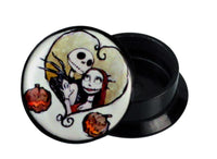 Load image into Gallery viewer, A black circular acrylic screw plug featuring a skeleton couple, pumpkins, and heart design—ideal for fans of the Schraub Plug Acryl Zombie Paar Skelett Kürbis Herz Piercing.
