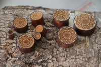 Load image into Gallery viewer, Plug Holz Tamarinde Krokodilholz hell dunkel Mandala Blüte Gravur
