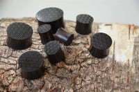 Load image into Gallery viewer, Flesh Plug Ebenholz Peace Knoten Muster double flared Lobe Dehner schwarz Gravur
