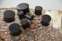 Load image into Gallery viewer, Flesh Plug Ebenholz Peace Knoten Muster double flared Lobe Dehner schwarz Gravur
