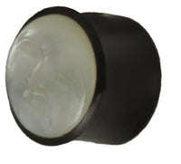 Cargar imagen en el visor de la galería, Plug weiß Horn Perlmutt Mond Gesicht Tribal schwarz geschnitzt Expander
