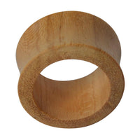 Cargar imagen en el visor de la galería, This Holz Flesh Tunnel aus Krokodilholz ist hell, leicht konvex und double flared. Der Zylinder ist hohl, zeigt glatte Oberflächen und sichtbare Maserung; die Aufnahme hebt Dicke sowie den runden, offenen Mittelpunkt hervor.
