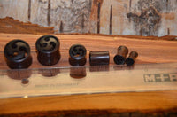 Cargar imagen en el visor de la galería, Holz Tunnel Sonoholz Triskele Inlay drei Sicheln Plug
