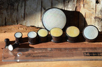 Cargar imagen en el visor de la galería, Holz Plug Perlmutt Inlay Gravur Blume des Lebens ribbed
