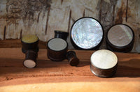 Cargar imagen en el visor de la galería, Holz Plug Perlmutt Inlay Gravur Blume des Lebens ribbed
