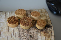 Load image into Gallery viewer, Krokodil Holz Plug Kreuz Blume hell double flared
