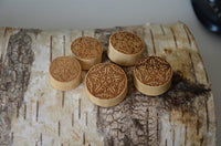 Load image into Gallery viewer, Krokodil Holz Plug Schwertlilien Stern double flared
