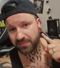 Load image into Gallery viewer, Plug Horn rote Gravur schwarz Viereck Kreis Sternmuster
