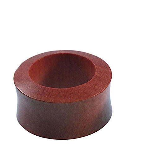 A Holz Tunnel rot braun fein gemasert konvex Rosenholz napkin ring with a polished finish and rich reddish-brown color, featuring a wide circular shape, is set against a plain white background.