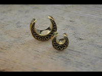 Cargar imagen en el visor de la galería, Saddle Plug Messing antik gold Sichel Bögen Tunnel
