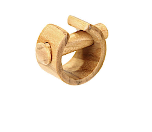 A Plug Olivenholz Pin-Creole braun gemasert Holz-Pin Creole, featuring a circular shape and rustic natural wood grain, reminiscent of Olivenholz designs, isolated on a white background.