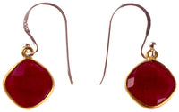 Load image into Gallery viewer, Silberohrringe vergoldet Raute Stein Rubin rot facettiert 925 Sterling Silber Ohrringe

