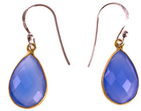 Load image into Gallery viewer, Silberohrringe vergoldet Tropfen Stein Calcit blau facettiert 925 Sterling Silber Ohrringe
