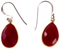 Load image into Gallery viewer, Silberohrringe vergoldet Tropfen Stein Rubin rot facettiert 925 Sterling Silber Ohrringe
