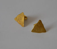 Load image into Gallery viewer, Ohrstecker vergoldet 925 Silber Dreieck wellig
