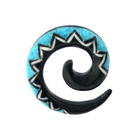 Load image into Gallery viewer, Tribal Buffalo Horn Piercing Expander, schwarze Spirale mit türkisfarbenem Zickzackmuster aus Achatstein, 10mm,  Plug, Tunnel, Ohrring, Ohrhänger, Ohrstecker
