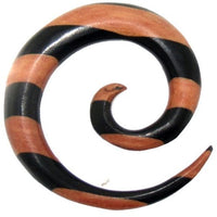 Load image into Gallery viewer, Tribal Holz Piercing Expander, braun-schwarze Spirale, aus Eisen- und Rosenholz, 8mm, Plug, Tunnel, Ohrring, Ohrhänger, Ohrstecker
