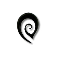 Load image into Gallery viewer, Tribal Horn Piercing Expander, Maori-Spirale, Ohrring aus Horn, 6mm,  schwarz, Plug, Tunnel, Ohrhänger, Ohrstecker
