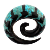 Load image into Gallery viewer, Tribal Buffalo Horn Piercing Expander, schwarze Spirale mit türkisfarbenem Inlay, 6mm,  Plug, Tunnel, Ohrring, Ohrhänger, Ohrstecker
