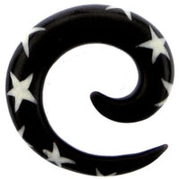 Load image into Gallery viewer, Tribal Buffalo Horn Piercing Expander, schwarze Spirale mit weißen Sternen, 6mm Ohrring aus Büffelhorn, Plug, Tunnel, Ohrhänger, Ohrstecker
