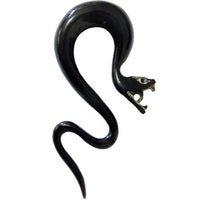 Cargar imagen en el visor de la galería, A black, stylized viper snake forms an S-shape, echoing the bold Tribal Buffalo Horn Piercing Expander schwarz Viper Schlange Plug Tunnel Ohrhänger Ohrstecker design against a clean white background.
