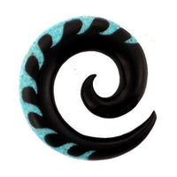 Load image into Gallery viewer, A black Horn Piercing Expander shaped as a spiral, featuring a turquoise wave inlay along the edge. This Tribal Buffalo Horn jewelry combines a curled, tapered design with an eye-catching Türkis Wave accent pattern.
