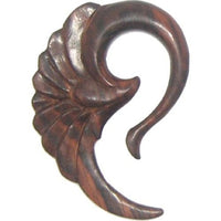 Load image into Gallery viewer, Handgeschnitzter Tribal Holz Piercing Expander aus dunkelbraunem Sonoholz, geformt wie ein Engelflügel mit geschnitzten Federdetails und geschwungenem Haken – außergewöhnlicher Plug/Tunnel Ohrhänger Ohrring.
