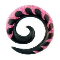 Load image into Gallery viewer, Tribal Buffalo Horn Piercing Expander, schwarze Spirale mit pinkfarbenem Waveinlay, 4mm,  Plug, Tunnel, Ohrring, Ohrhänger, Ohrstecker
