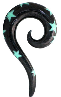 Load image into Gallery viewer, Tribal Buffalo Horn Piercing Expander, schwarze Thai-Spirale mit türkisfarbenen Sternen Inlay, 4mm,  Plug, Tunnel, Ohrring, Ohrhänger, Ohrstecker
