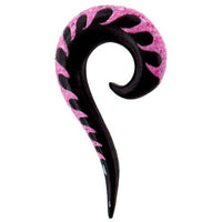 Load image into Gallery viewer, Tribal Horn Piercing Expander, pinkfarbene Inlay-Spirale, Welle, Ohrring aus Horn, 8mm,  schwarz-türkis, Plug, Tunnel, Ohrhänger, Ohrstecker

