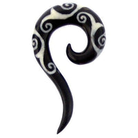 Load image into Gallery viewer, Tribal Buffalo Horn Piercing Expander, schwarze Thai-Spirale mit weißem Spiralenmuster , 4 mm Ohrring aus Büffelhorn, Plug, Tunnel, Ohrhänger, Ohrstecker
