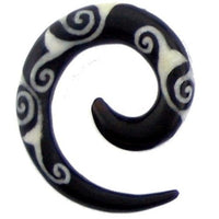 Load image into Gallery viewer, Tribal Buffalo Horn Piercing Expander, schwarze Spirale mit weißem Spiralenmuster , 8mm Ohrring aus Büffelhorn, Plug, Tunnel, Ohrhänger, Ohrstecker
