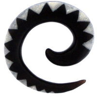 Load image into Gallery viewer, Tribal Buffalo Horn Piercing Expander, schwarze Spirale mit weißem Zickzackmuster, 14mm,  Plug, Tunnel, Ohrring, Ohrhänger, Ohrstecker
