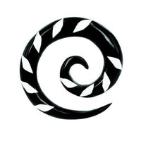 Load image into Gallery viewer, Tribal Buffalo Horn Piercing Expander, schwarze Spirale mit weißem Karoinlay, 3mm,  Plug, Tunnel, Ohrring, Ohrhänger, Ohrstecker
